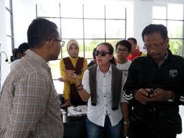 Calon penumpang saat protes di Bandara Sultan Thaha Jambi